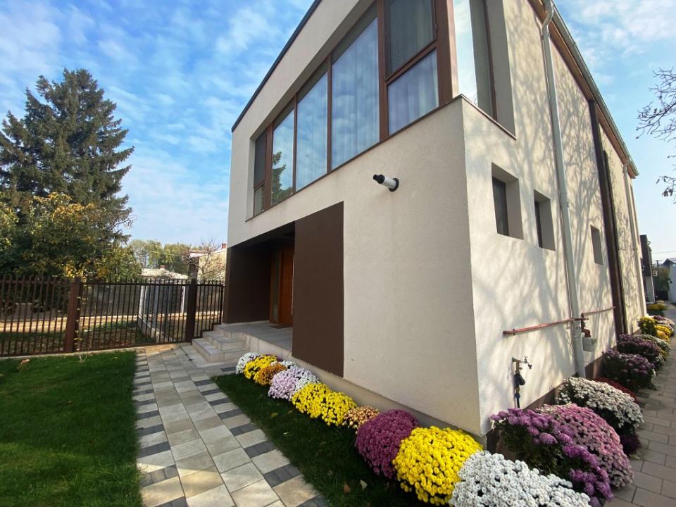 New villa 3 rooms in Ploiesti, South area. (suitable for office or residential).