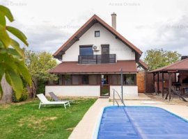 Vilă cu 5 dormitoare, 4 băi, 2 248mp teren, piscină. Preț: 250 000 Eur