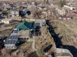 Casa cu panouri solare si fotovoltaice