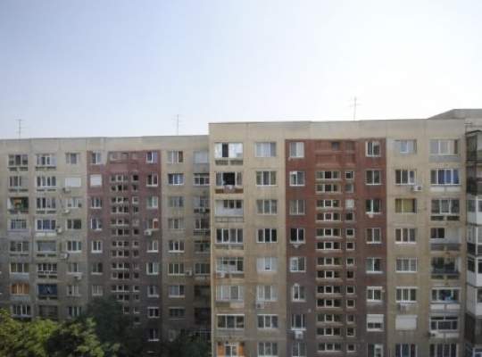 Arhitectii care vor sa intoarca blocurile din Bucuresti cu fundu-n sus