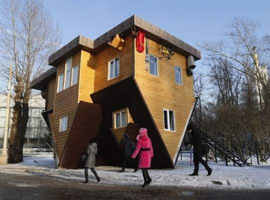 O casa in Rusia a fost construita in intregime cu susul in jos